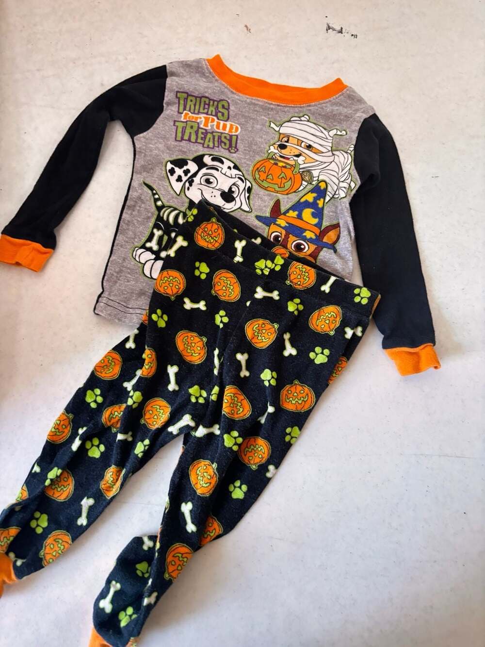 Paw Patrol Halloween 2-Piece Pajama Set Toddler Size 2T Tricks for Pup Treats